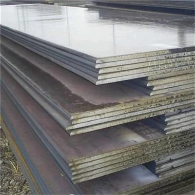 Moderni suuri Corten-teräsmetallirakennesilta